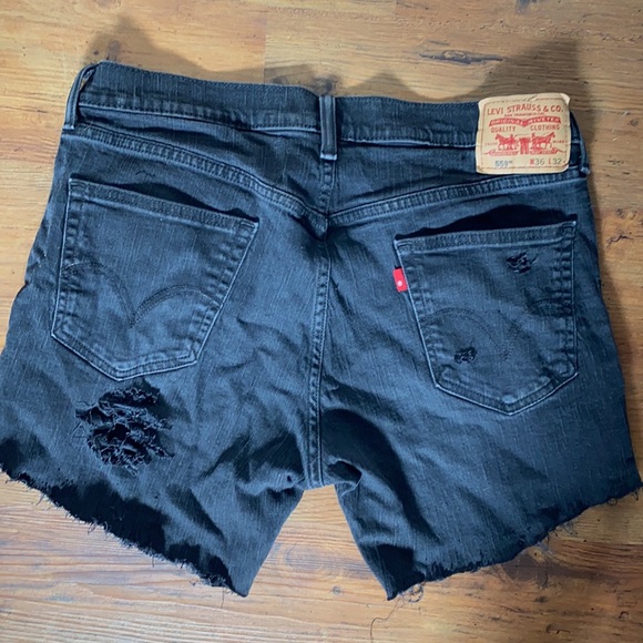 Slightly distressed Levi cut off jean shorts - Picture 6 of 6